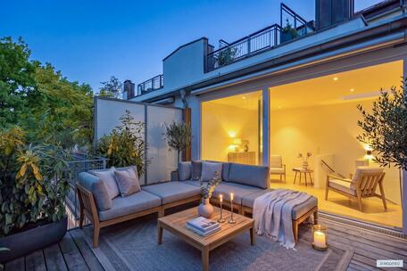 An idyllic oasis of tranquility in a prime downtown location: A stylish townhouse with a rooftop terrace