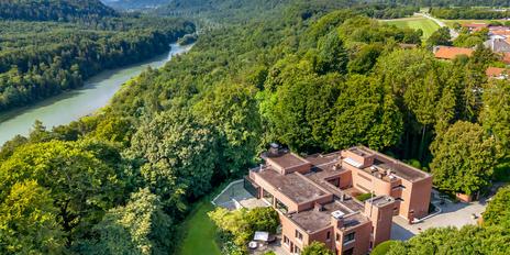 Ikonisches Architektur-Ensemble mit Pools, Park und maximaler Privatsphäre