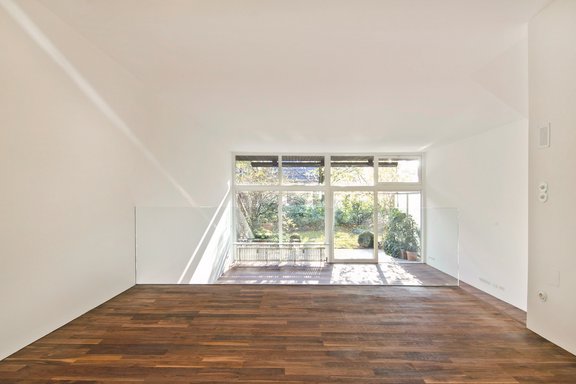 Airy living / dining area