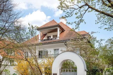Im Dachgeschoss: Charmante 2-Zimmer-Wohnung mit Dachterrasse in ruhiger Lage