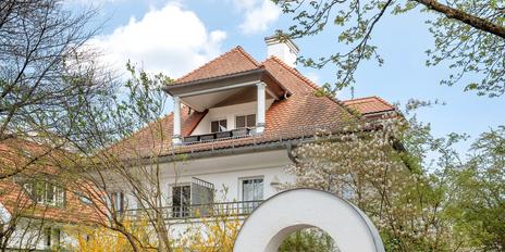 Im Dachgeschoss: Charmante 2-Zimmer-Wohnung mit Dachterrasse in ruhiger Lage
