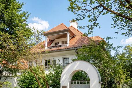On the top floor: Charming 2-bedroom apartment with a rooftop terrace in a quiet location