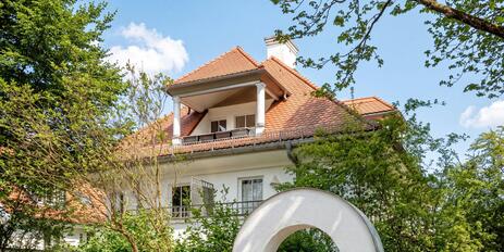 Im Dachgeschoss: Charmante 2-Zimmer-Wohnung mit Dachterrasse in ruhiger Lage