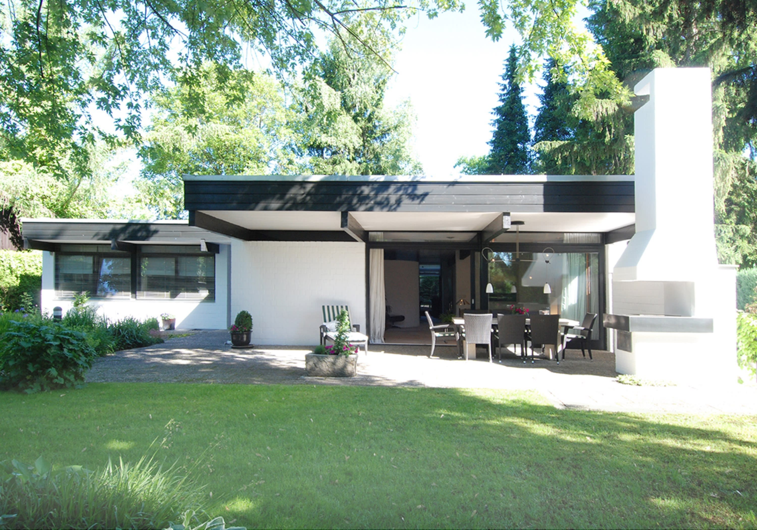 Im gefragten BauhausStil Großzügig gestalteter Bungalow mit Pool und