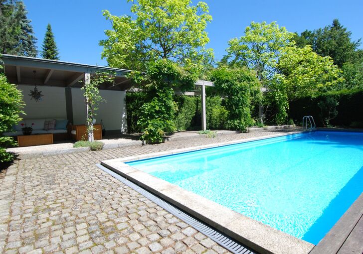 Großer Pool mit Freisitz