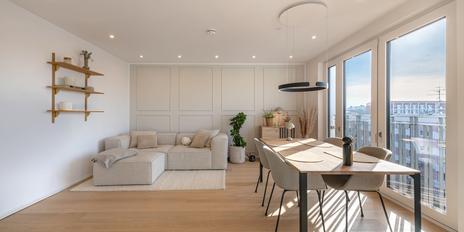 Im Rhythmus der Stadt: Stylische 4-Zimmer-Wohnung mit Loggia in urbaner Toplage