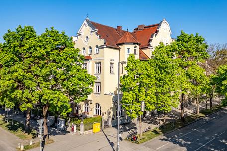Imposantes Altbau-Juwel von 1904 mit 6 Wohnungen und Gastronomie in Gerner Toplage