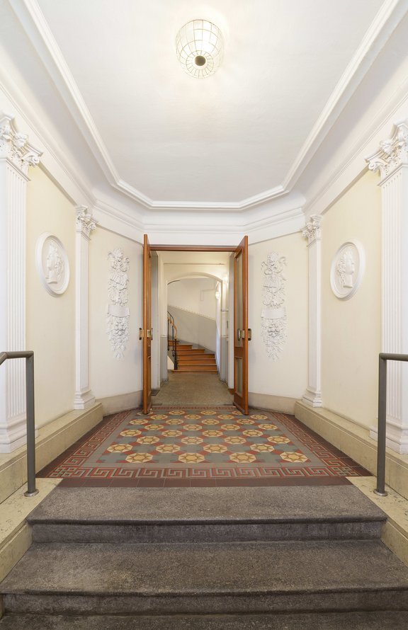 The magnificent entrance hall leads into a bright staircase