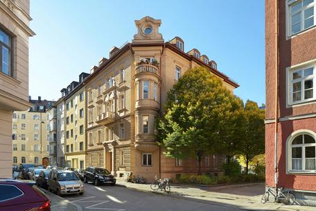 Imposantes Mehrfamilienhaus von 1882 nahe der Maximilianstraße