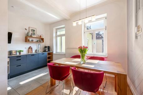 In begehrter Lage: Helle, ideal geschnittene 2,5-Zimmer-Altbauwohnung mit geplantem Balkon