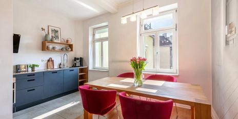 In a sought-after location: Bright, well-laid-out 2.5-bedroom apartment in an older building with a planned balcony