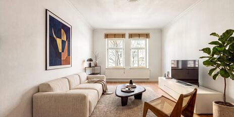 In begehrter Lage: Helle, ideal geschnittene 2,5-Zimmer-Altbauwohnung mit geplantem Balkon