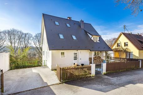 In Hanglage mit Traumblick: 2018/19 modernisiertes Einfamilienhaus mit großem Raumangebot