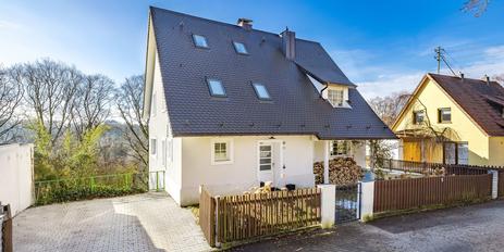 On a hillside with a dream view: detached house modernized in 2018/19 with plenty of space