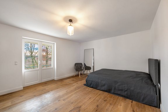 Bright room thanks to hillside location