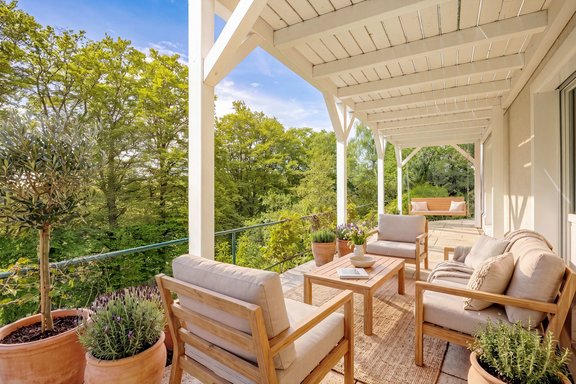Überdachte Südterrasse (virtuell möbliert)