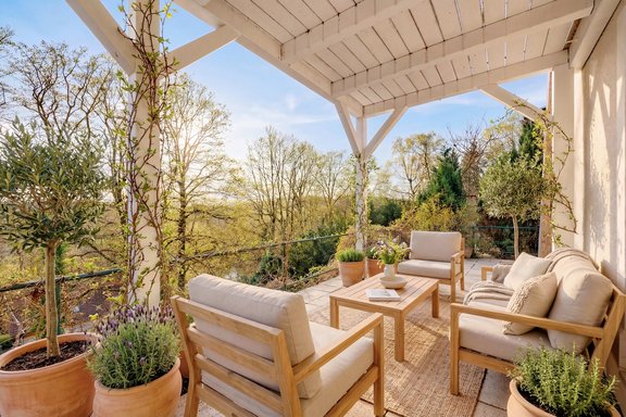 Sonnige Südterrasse (virtuell möbliert)