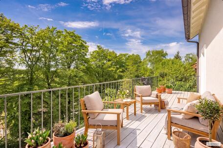 Situated on a hillside with a stunning view: a single-family home modernized in 2018/19 with plenty of space