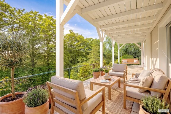Überdachte Südterrasse (virtuell möbliert)