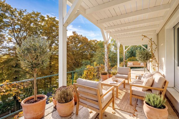 Überdachte Südterrasse (virtuell möbliert)