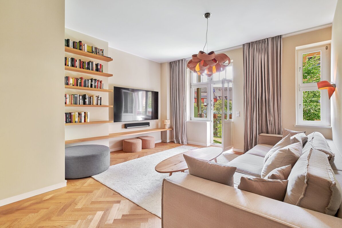 Wohnzimmer mit Balkon