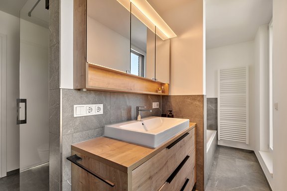 Modern, relaxing bathroom