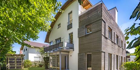 In ruhiger Gartenlage: Familiengerechte Haushälfte mit vier Schlafzimmern und Dachterrasse