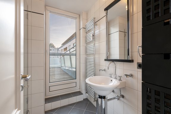 Shower room with terrace access