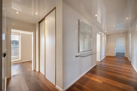 Hallway with stucco lustro