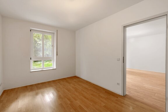 Quiet bedroom overlooking the garden