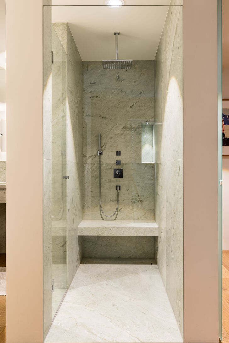 Naturstein-Dusche mit Sitzbank