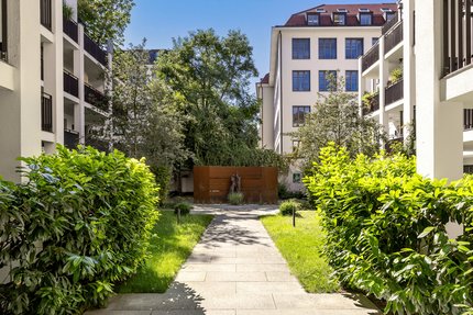 Stimmungsvoller Gemeinschaftsgarten mit künstlerischem Flair