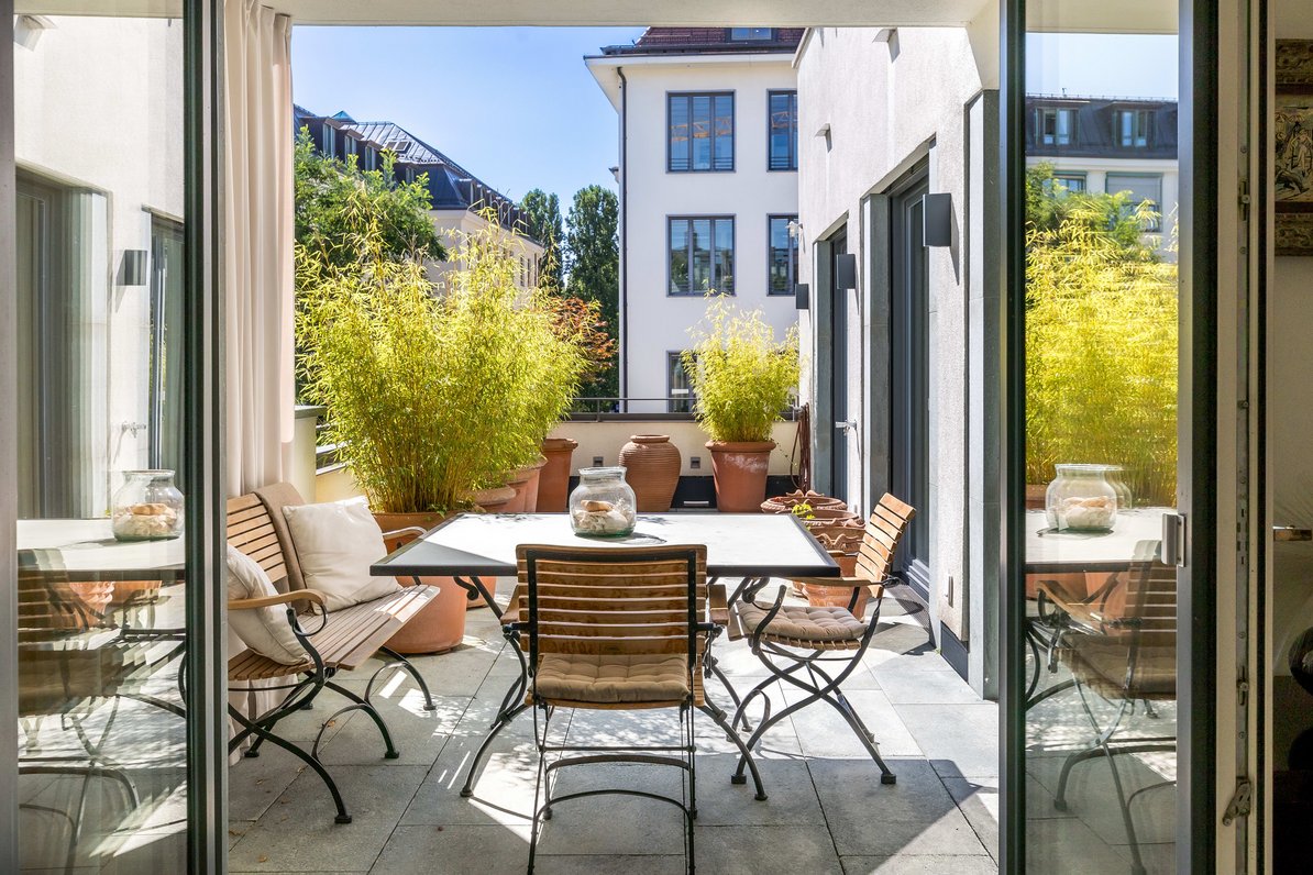 Die sonnige Terrasse bildet im schönsten Altschwabing eine Oase der Ruhe