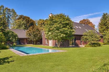 In unverbauter, idyllischer Lage: Design-Villa mit Pool, Spa und Gästewohnung