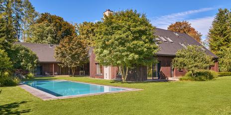 In unverbauter, idyllischer Lage: Design-Villa mit Pool, Spa und Gästewohnung