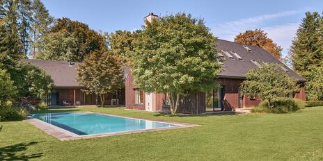 In unverbauter, idyllischer Lage: Design-Villa mit Pool, Spa und Gästewohnung