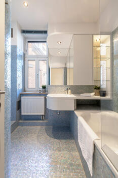 Daylight bathroom with glass mosaic