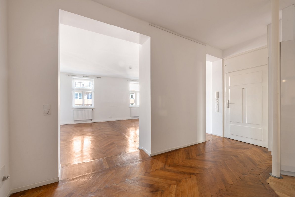 Entrance hall with view to the living room