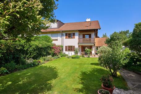 Wooden house in the Isartal valley with an idyllic garden and approximately 60 m² of potential for expansion in the attic