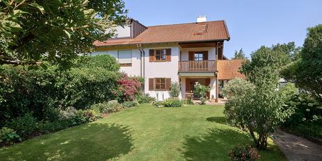 Isartaler Holzhaus mit idyllischem Garten und ca. 60 m² Ausbaupotenzial im Dachgeschoss