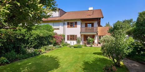 Isartaler Holzhaus mit idyllischem Garten und ca. 60 m² Ausbaupotenzial im Dachgeschoss