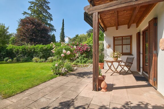 Überdachte Süd-West-Terrasse