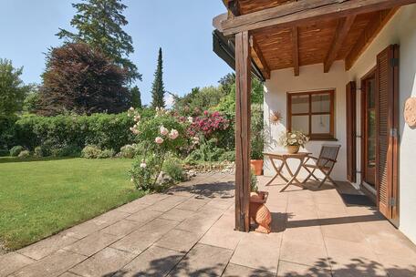 Isartaler Holzhaus mit idyllischem Garten und ca. 70 m² Ausbaupotenzial im Dachgeschoss