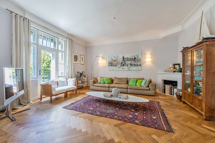 Wohnbereich mit Balkonaustritt