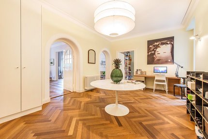 Diele mit Deckenstuck und Garderobeneinbauten