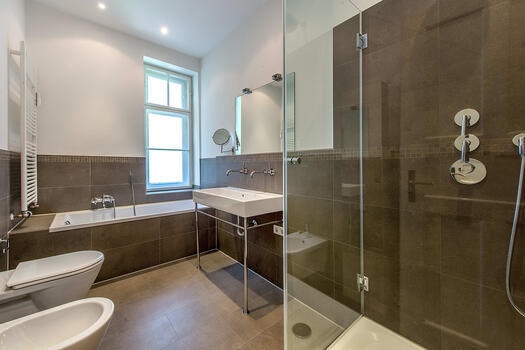 Masterbad mit puristisch-elegantem Design