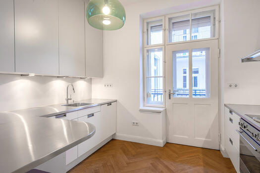 Helle Einbauküche mit zauberhaftem Balkon