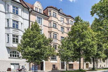Jugendstil-Beletage mit Altbau-Details und zwei Balkonen