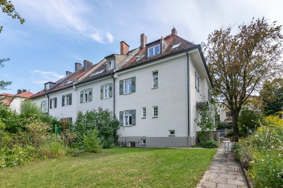 Großzügiger, sonniger Garten