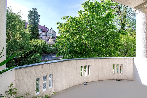 Loggia with view into the green